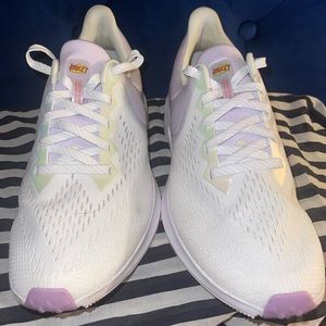 Gently used (worn once) Women’s Nike Zoom Winflow SZ ~ 10